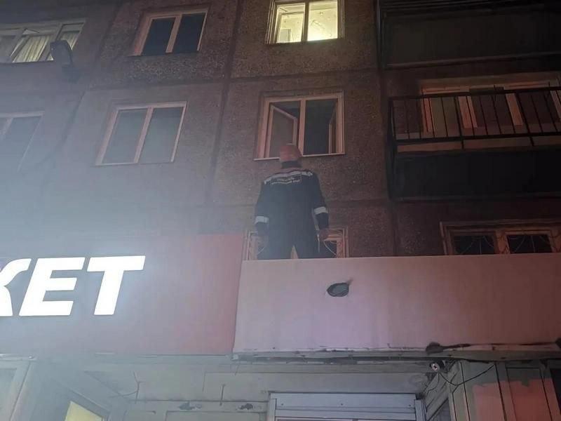 В Красноярске женщина выпала из окна и оказалась на крыше магазина