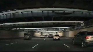 Лихач на KIA Rio двигаясь по четырём полосам набережной Обводного канала...