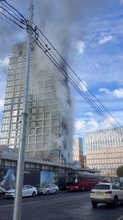 В строящемся здании на улице Берзарина на северо-западе Москвы горели строительные материалы.