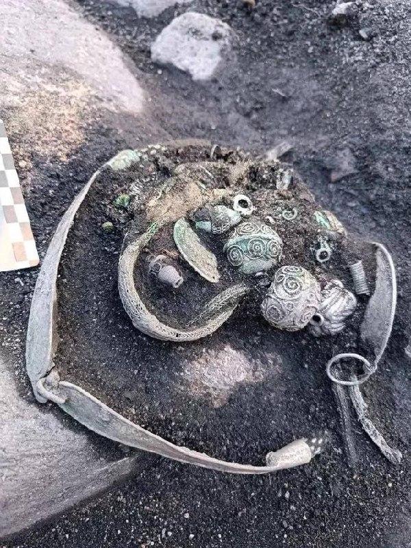 Средневековый клад весом более двух килограммов нашли в Ленобласти