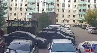 В Красноярске 9-летний самокатчик взял на таран автомобиль В одном из дворов...
