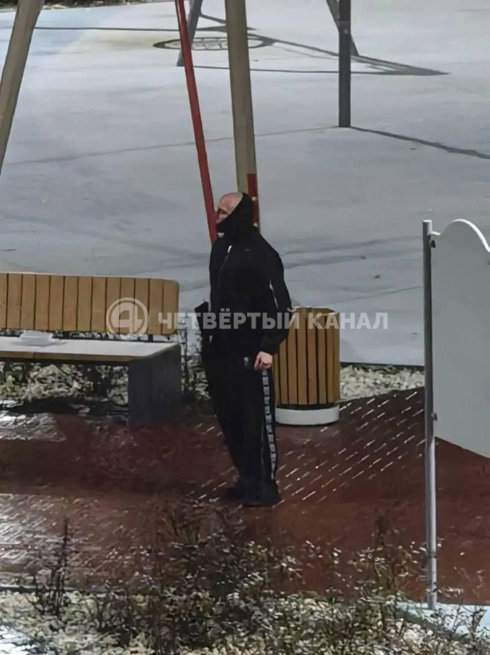 В микрорайоне Академический на улице Савкова мужчина в балаклаве устроил стрельбу во дворе жилого дома