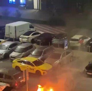 В подмосковном Мисайлово неизвестные подожгли BMW во дворе ЖК на улице...