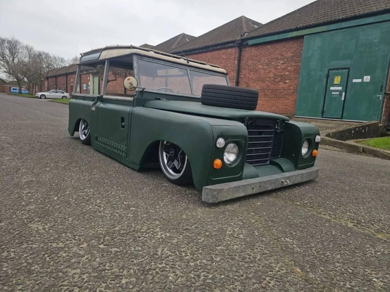 В продаже появился самый НИЗКИЙ Land Rover в мире — настолько низкий, что он не способен переехать обычный лежачий полицейский.