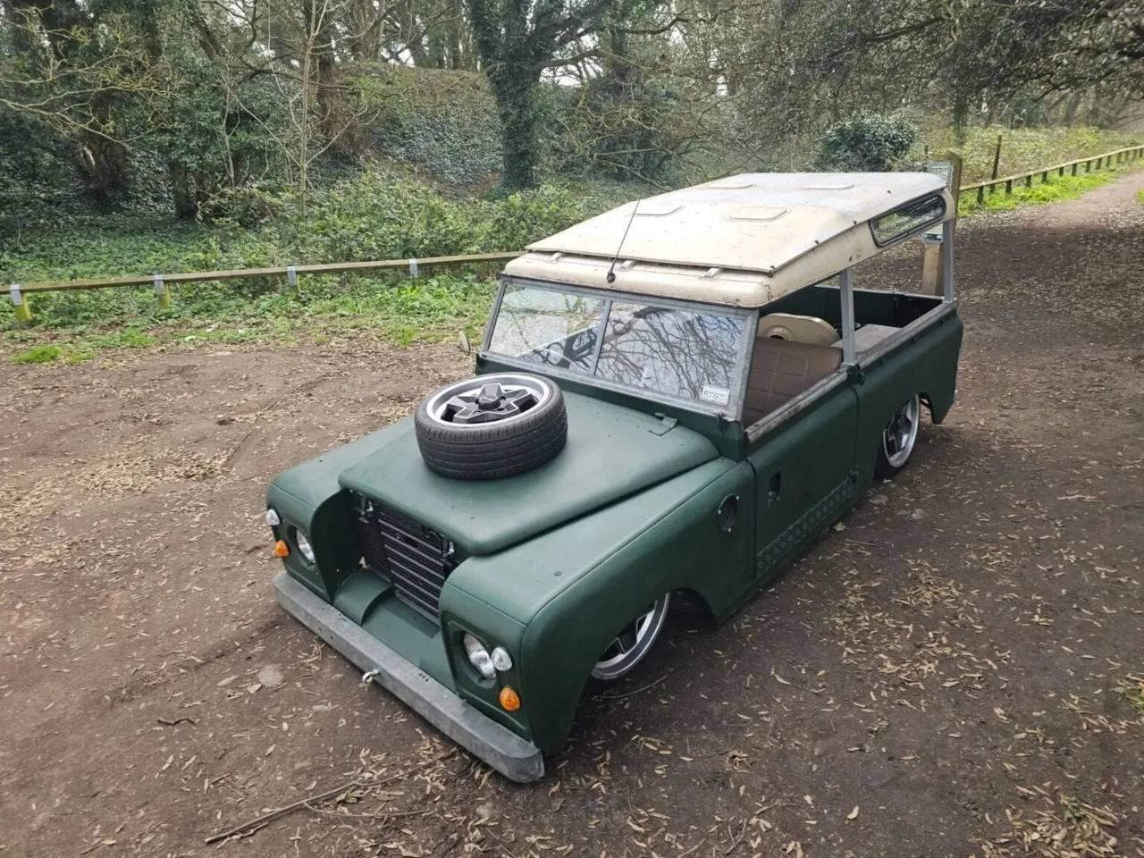 В продаже появился самый НИЗКИЙ Land Rover в мире — настолько низкий, что он не способен переехать обычный лежачий полицейский.
