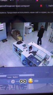 «Я тебя сейчас поцелую!» Шизик угрожал сотруднице ПВЗ поцелуем — на её отказ...