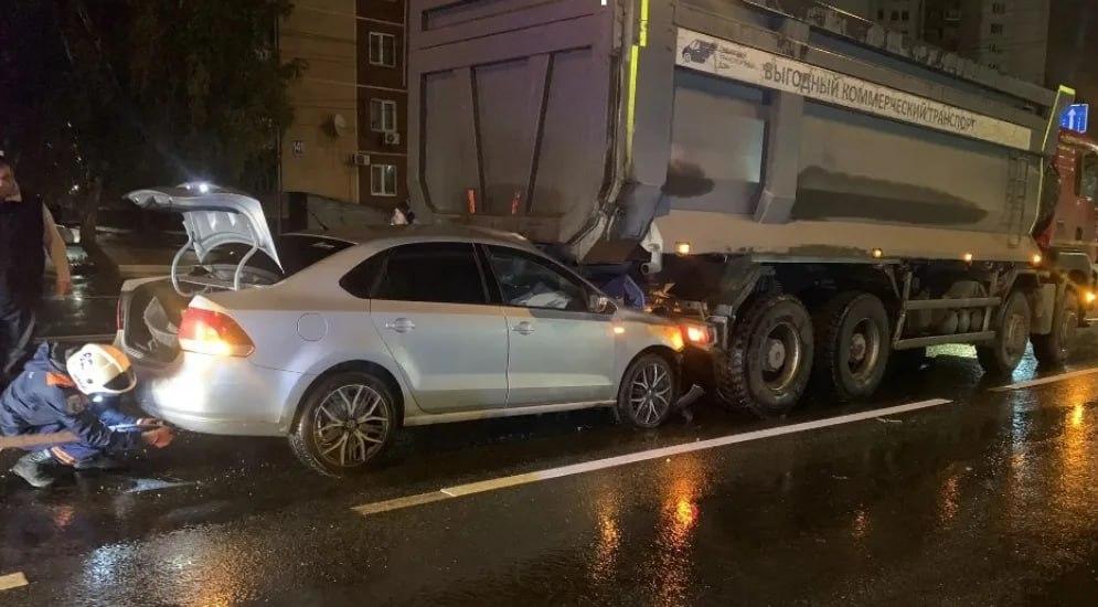 Легковушка залетела под самосвал в Новосибирске