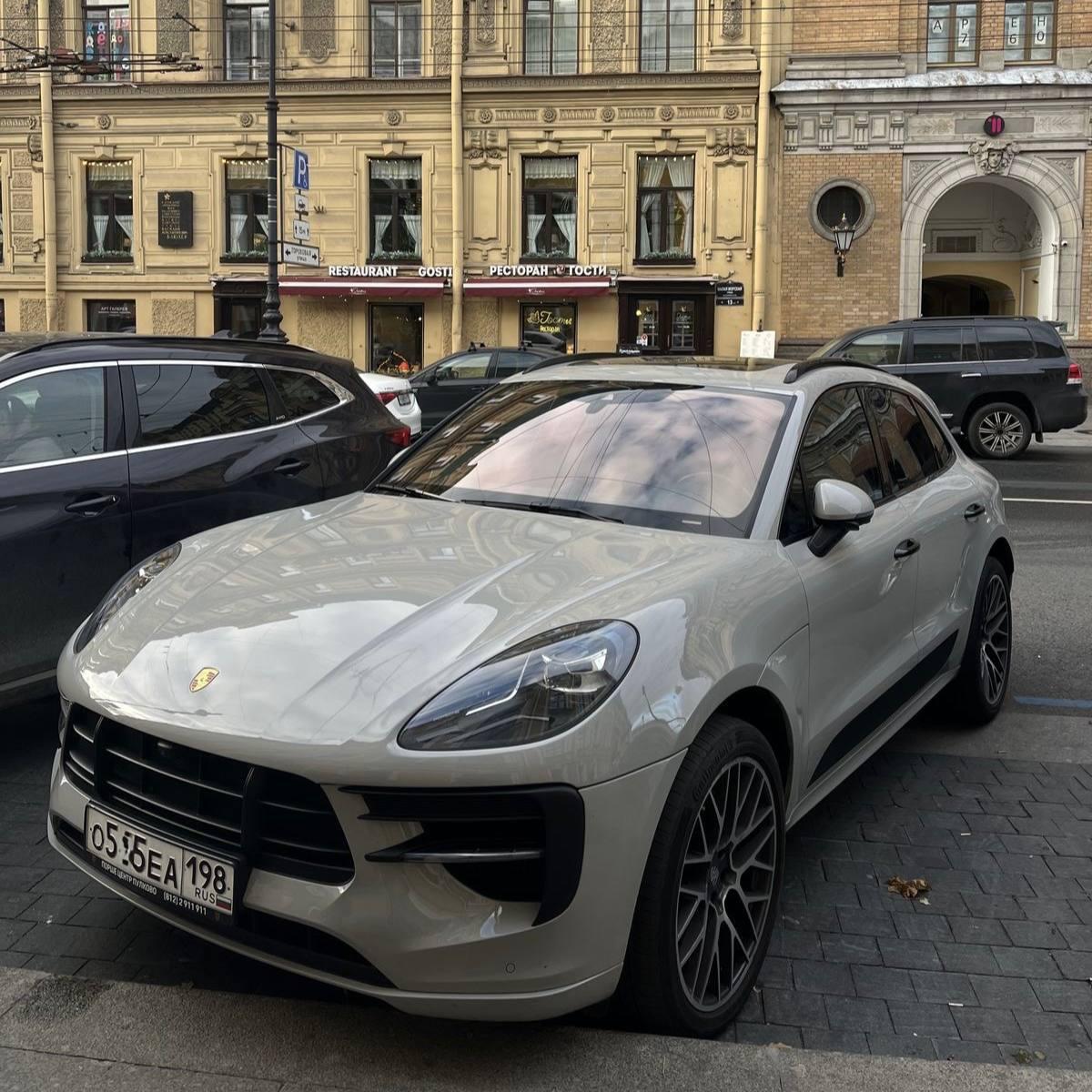 Москвичка только спустя два года после покупки Porsche Cayenne почти за ₽10 миллионов узнала, что её машина числится в розыске Интерпола.