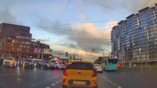 У Ладожского вокзала автомобиль вылетел на «островок безопасности» и врезался...