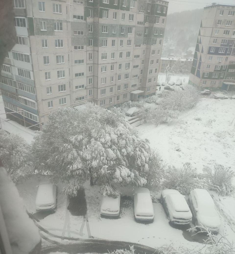 Челябинскую область завалило снегом.
