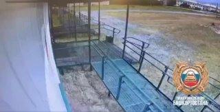 В башкирском селе пьяный водитель на грузовике врезался в здание новой больницы и сбежал с места ДТП
