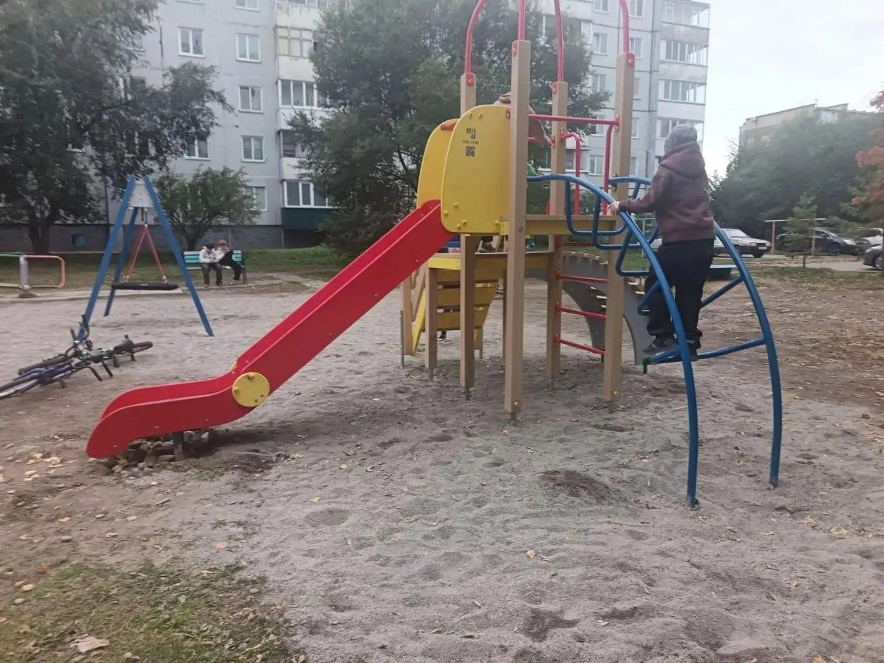 Уже пятую детскую площадку монтируют в Саяногорске в рамках проекта...