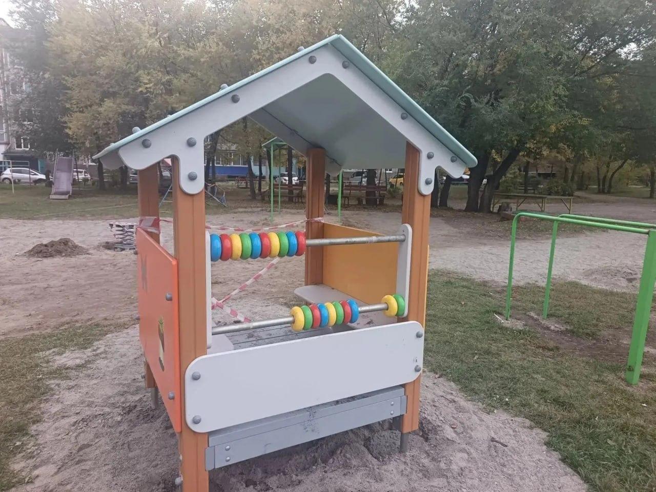 Уже пятую детскую площадку монтируют в Саяногорске в рамках проекта...