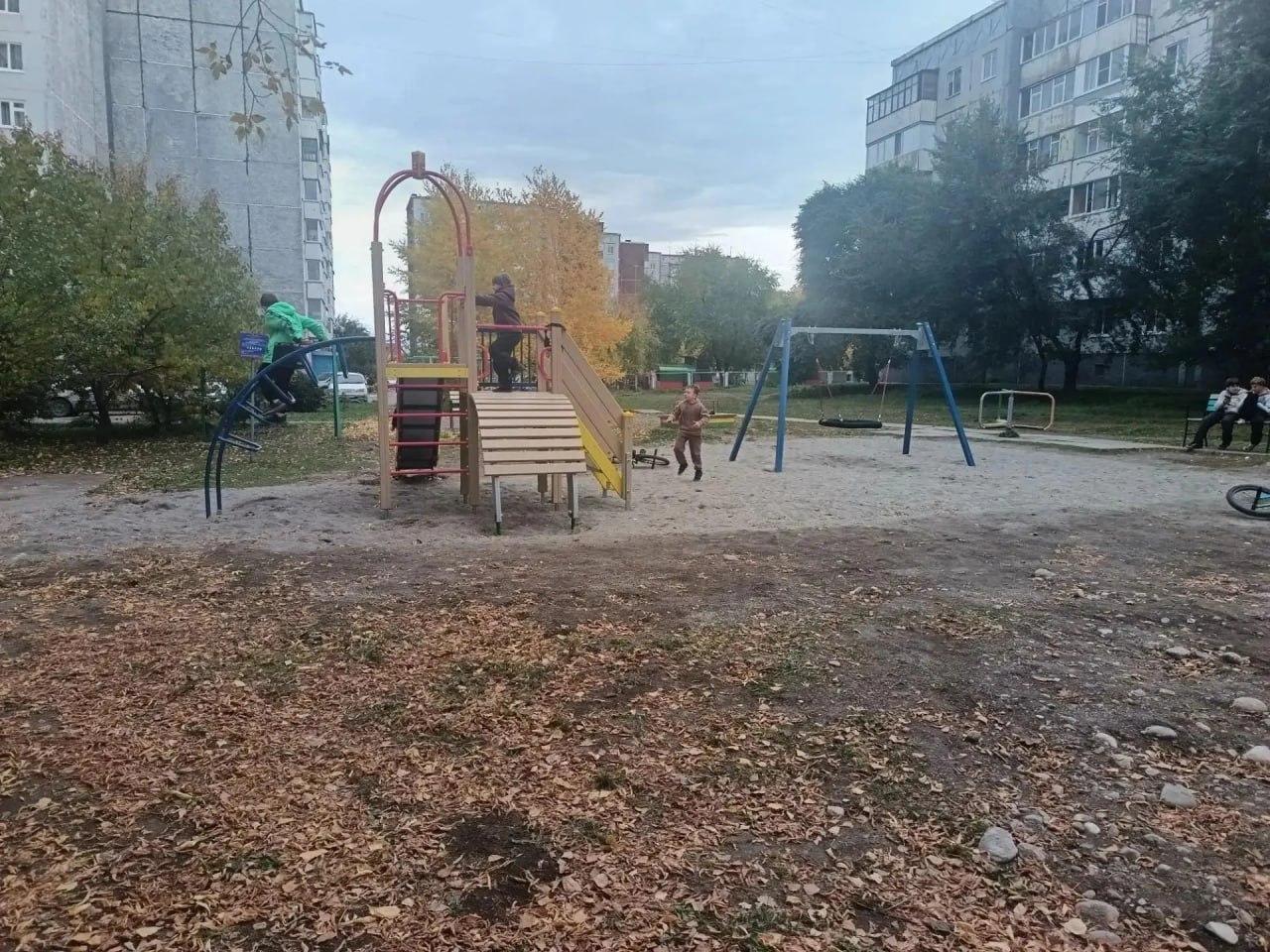 Уже пятую детскую площадку монтируют в Саяногорске в рамках проекта...