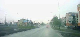 Момент ДТП в Кузбассе: автомобиль сбил школьницу, переходившую дорогу по пешеходному переходу