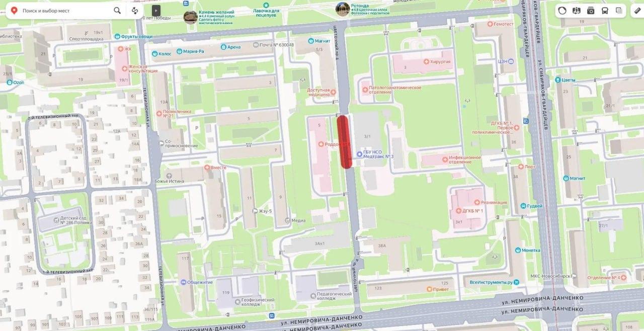 Запрет на парковку автомобилей вводят власти у роддома в Кировском районе Новосибирска.