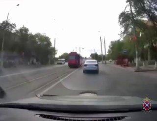 В Волгограде автоледи переехала мальчика, выскочившего из-за стоящего трамвая