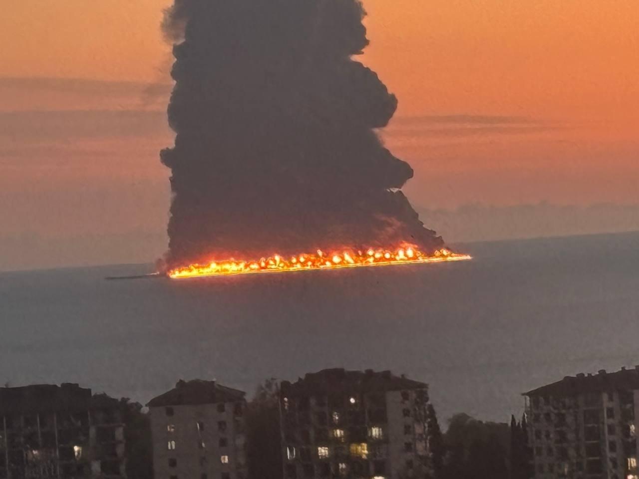 Сильнейший пожар на танкере недалеко от Сочи — гигантский столб дыма виден за сотни километров.