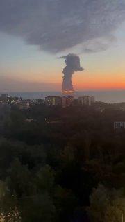 Сильнейший пожар на танкере недалеко от Сочи — гигантский столб дыма виден за сотни километров.