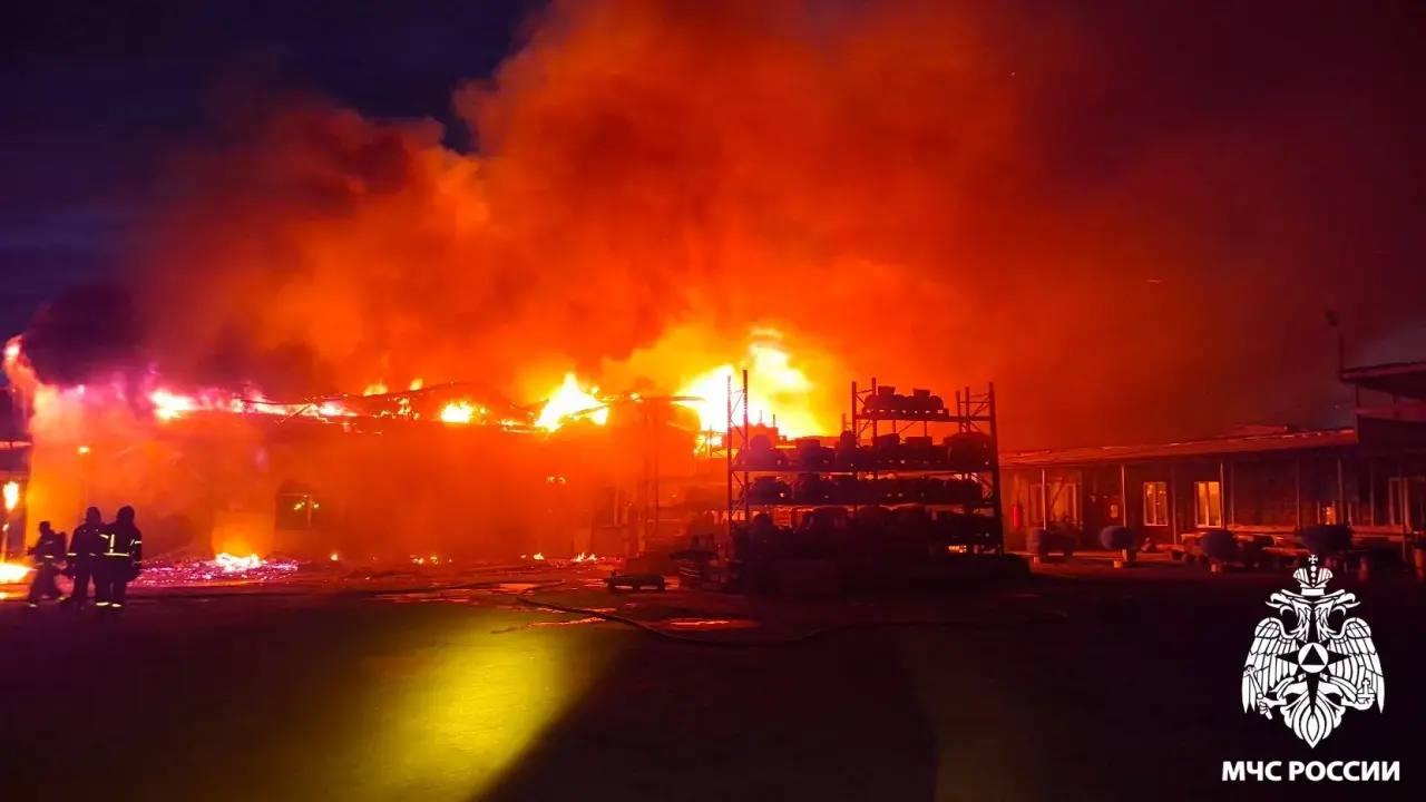 В Прокопьевске загорелось производственное здание
