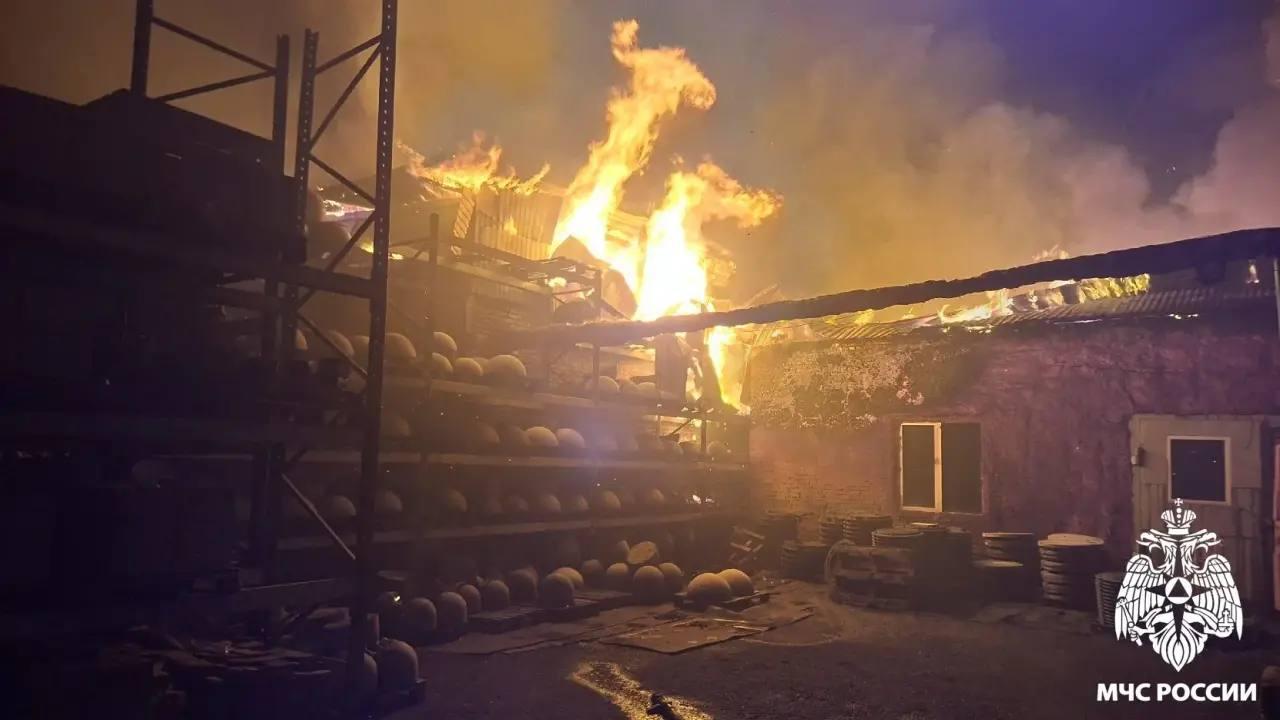 В Прокопьевске загорелось производственное здание