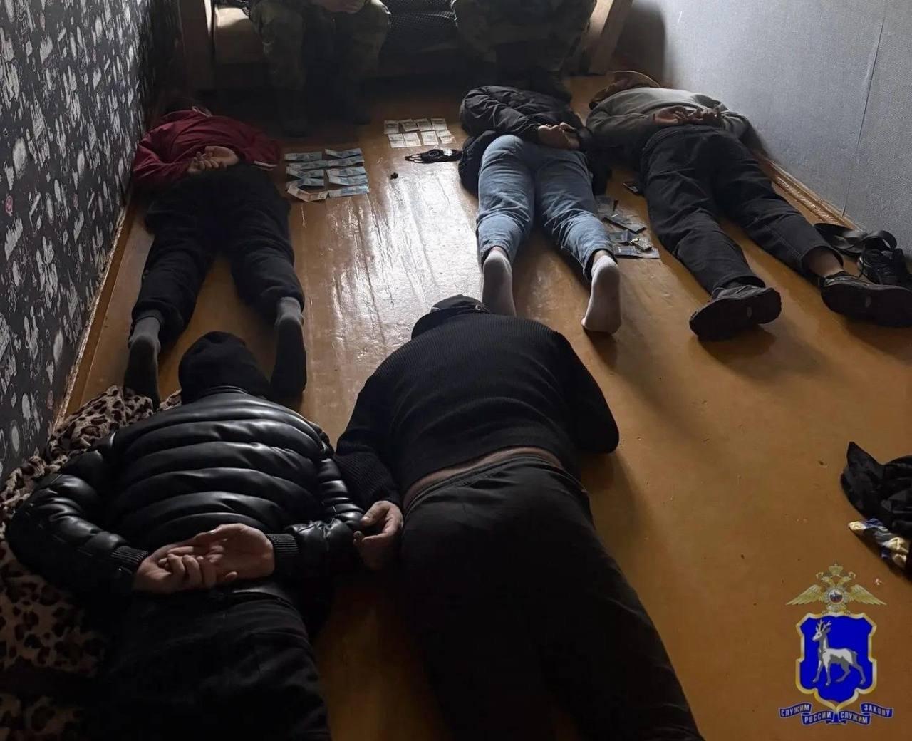 Четверо мигрантов в Самарской области разбили окно и ворвались в дом к 63-летнему пенсионеру. Угрожая убийством, они избивали его и жену, а потом забрали деньги и украшения — больше чем на 460 тысяч рублей. Пятый ждал в такси.