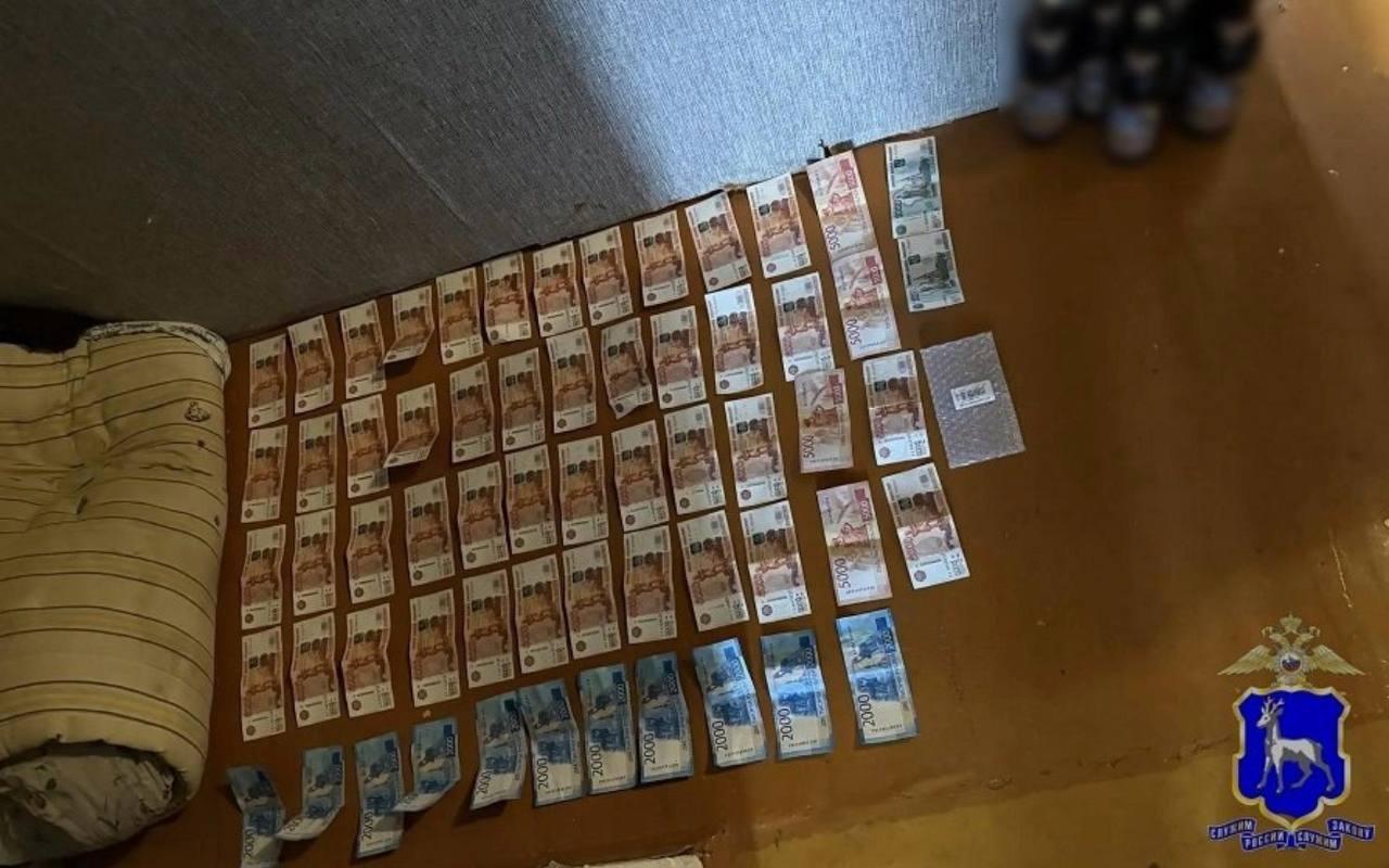 Четверо мигрантов в Самарской области разбили окно и ворвались в дом к 63-летнему пенсионеру. Угрожая убийством, они избивали его и жену, а потом забрали деньги и украшения — больше чем на 460 тысяч рублей. Пятый ждал в такси.