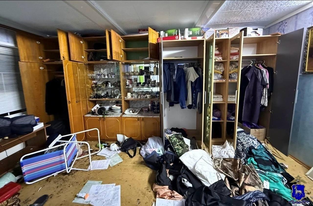 Четверо мигрантов в Самарской области разбили окно и ворвались в дом к 63-летнему пенсионеру. Угрожая убийством, они избивали его и жену, а потом забрали деньги и украшения — больше чем на 460 тысяч рублей. Пятый ждал в такси.