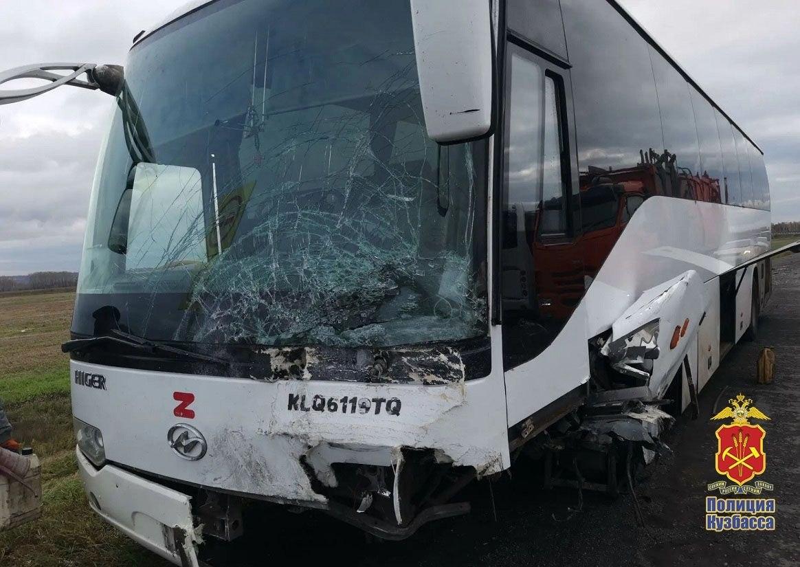 В Белове полицейские устанавливают обстоятельства ДТП с участием автобуса, в результате которого погиб человек