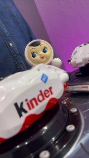 В мастерской сделали тормоза в стиле Kinder — выглядят как игрушка, но внутри всё серьёзно: комплект Brembo F50 с четырёхпоршневыми суппортами и дисками 355 мм.