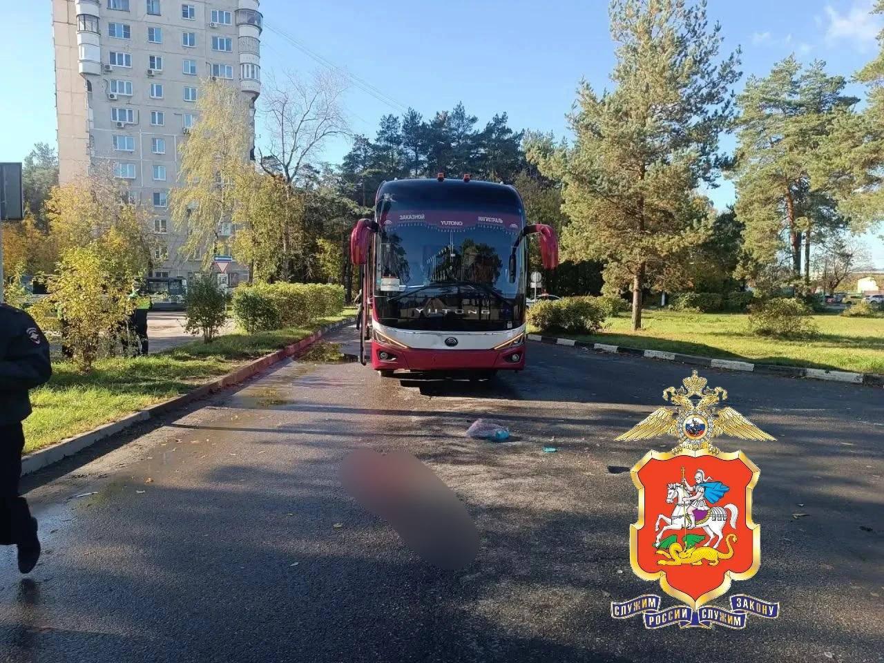 В Подмосковье 71-летняя женщина погибла под колёсами автобуса.