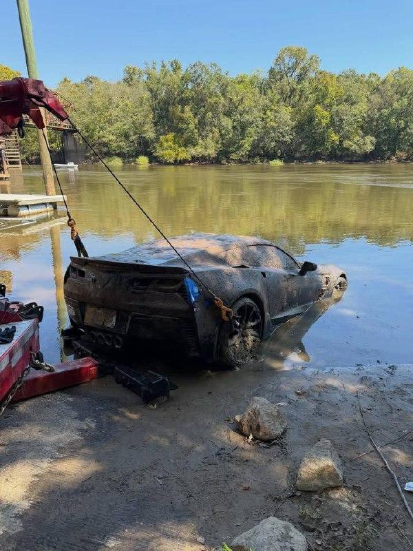 В США нашли угнанный Corvette спустя ПЯТЬ ЛЕТ — всё это время спорткар лежал на дне реки.