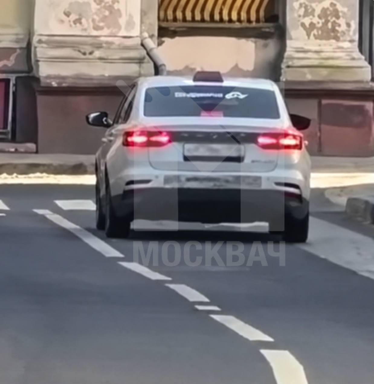 Таксист наехал на ногу москвичке и больше минуты отказывался отъезжать — по...