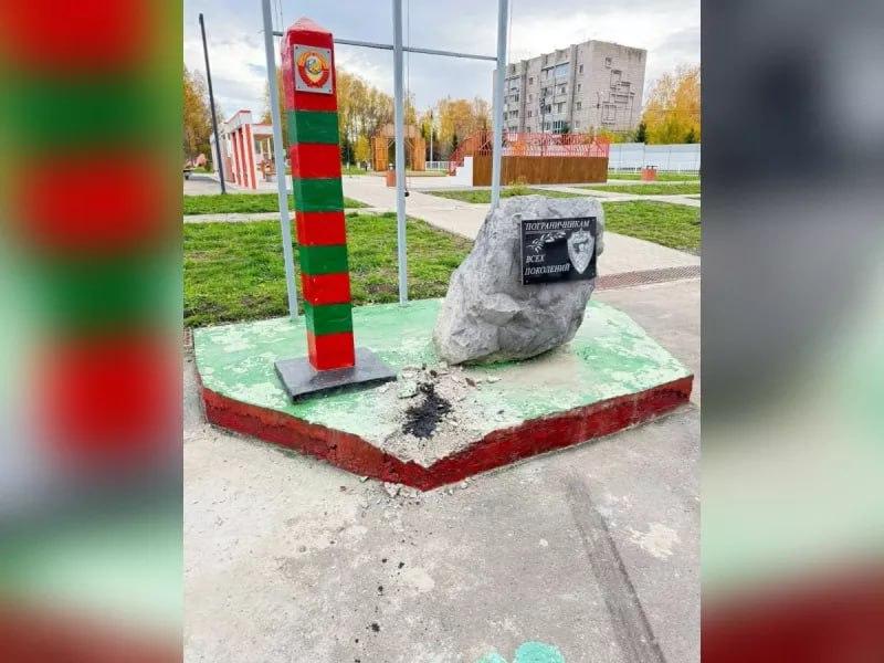В посёлке Малиновка Ачинского округа неизвестные на машине повредили памятник...