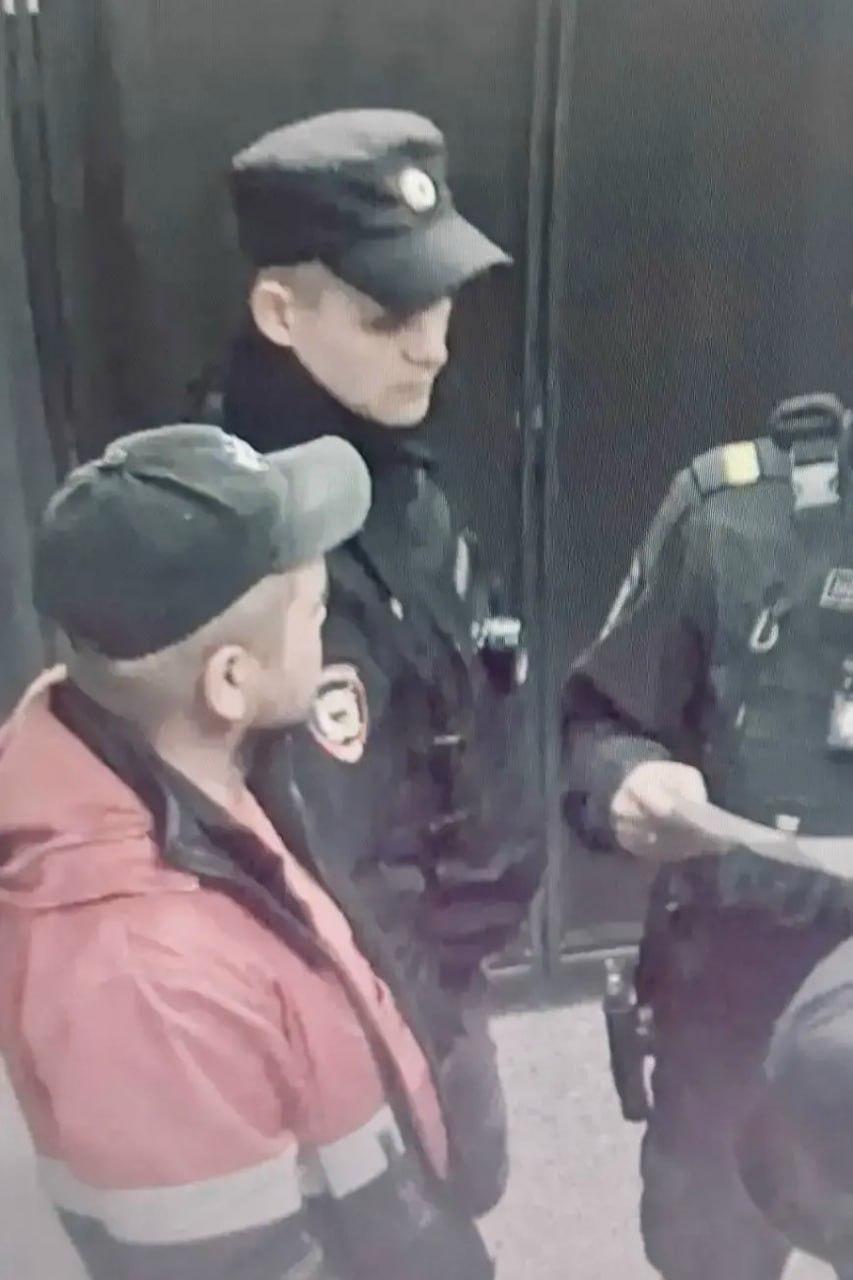 Пассажиры задержали мужчину, приставшего к девочке в метро