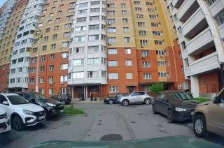 Дети на одном самокате чуть не попали под колеса автомобиля 🇷🇺 Источник: ЧП...