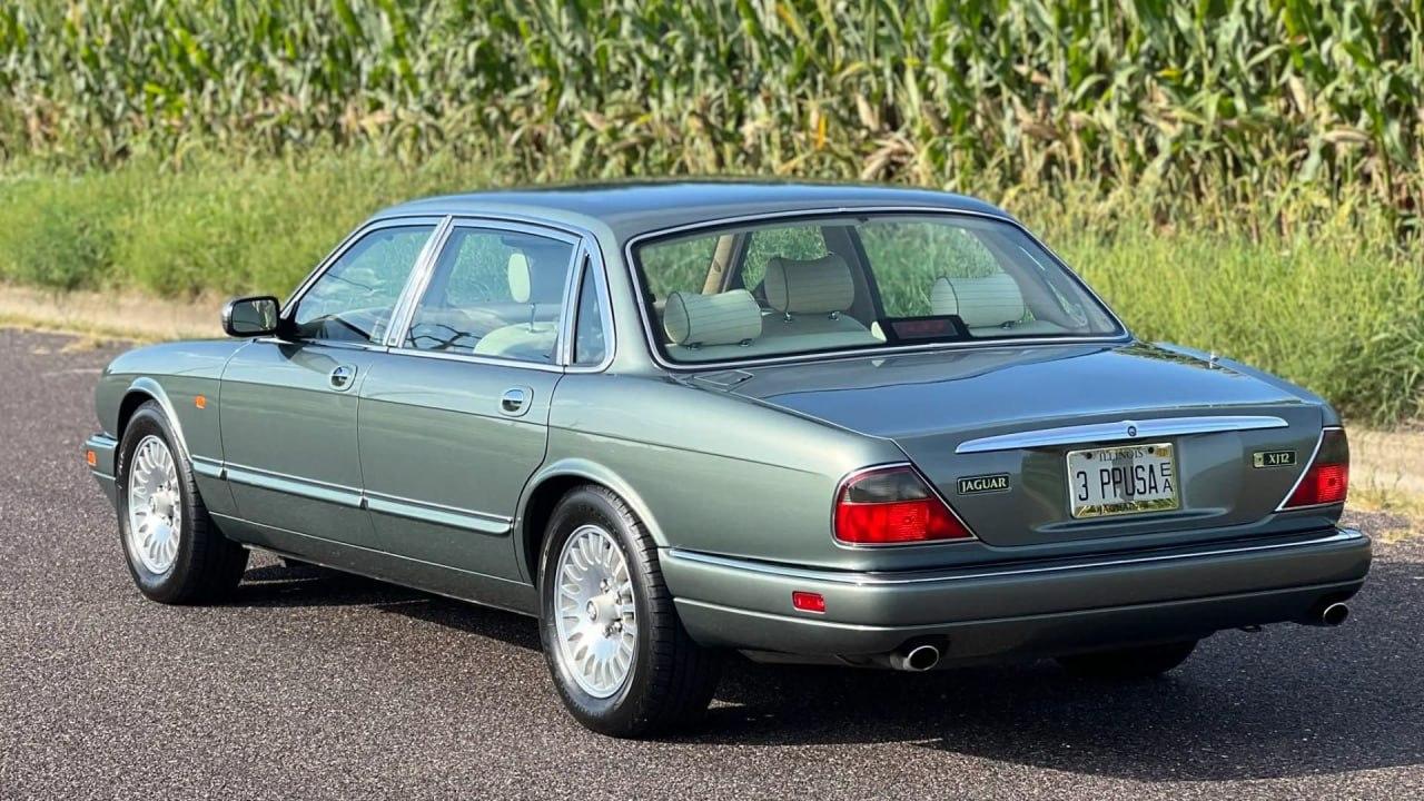 Самая дорогая прощальная вечеринка для V12 в истории обошлась Ford примерно в $122 миллиона (₽10,4 миллиарда) — компания переделала платформу Jaguar XJ40, чтобы под капот снова влез старый двигатель.