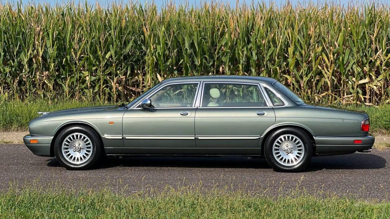 Самая дорогая прощальная вечеринка для V12 в истории обошлась Ford примерно в $122 миллиона (₽10,4 миллиарда) — компания переделала платформу Jaguar XJ40, чтобы под капот снова влез старый двигатель.