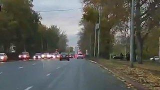 Водитель внедорожника спровоцировал тройное ДТП, повернув налево через двойную сплошную на улице Петухова