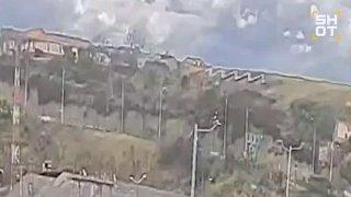Самолёт вылетел за пределы взлётно-посадочной полосы и рухнул на дорогу в...