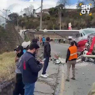 Самолёт вылетел за пределы взлётно-посадочной полосы и рухнул на дорогу в...