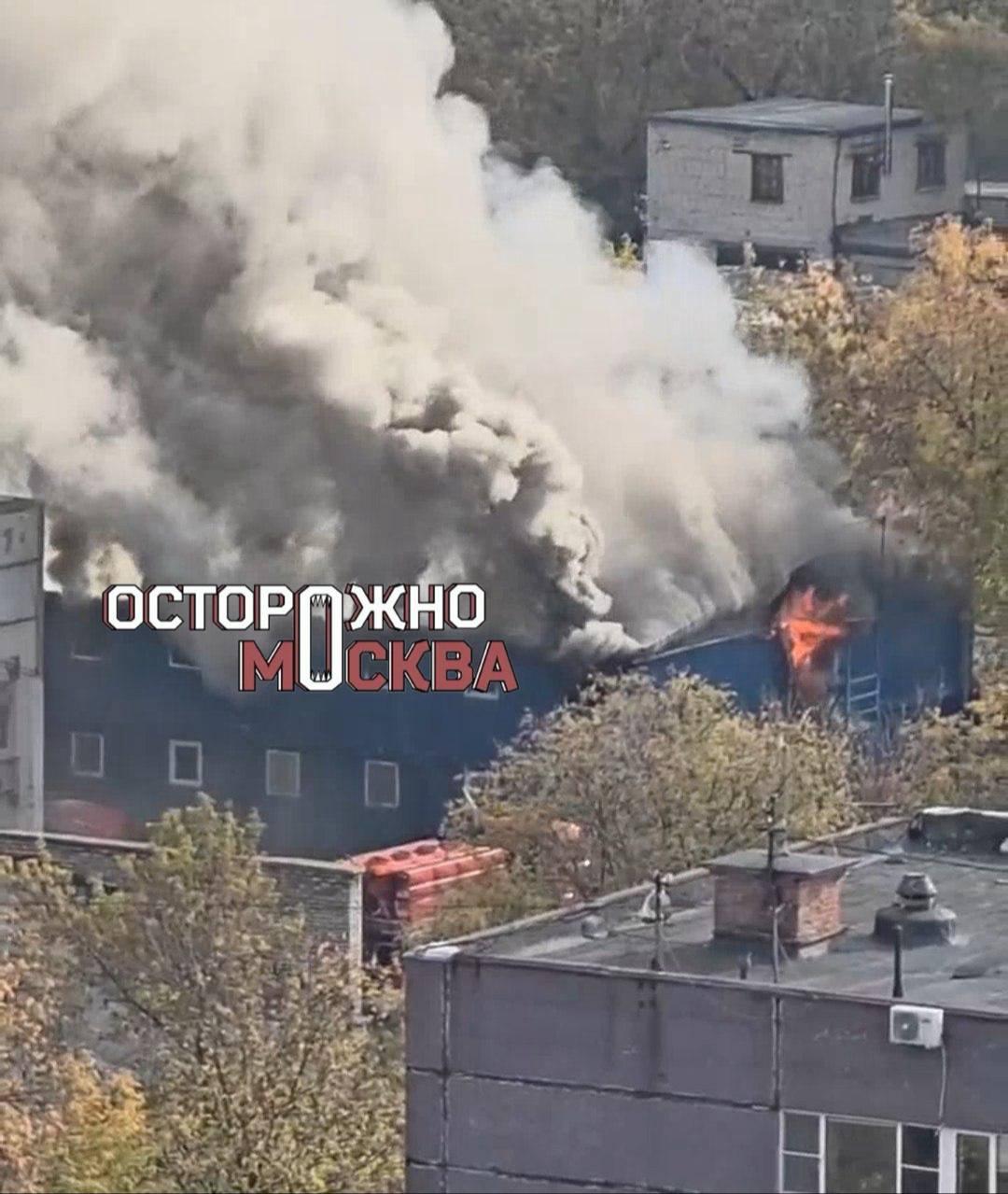 Крыша здания загорелась на юго-востоке Москвы, есть угроза обрушения.