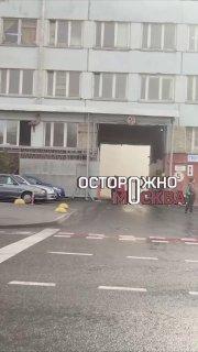 Крыша здания загорелась на юго-востоке Москвы, есть угроза обрушения.
