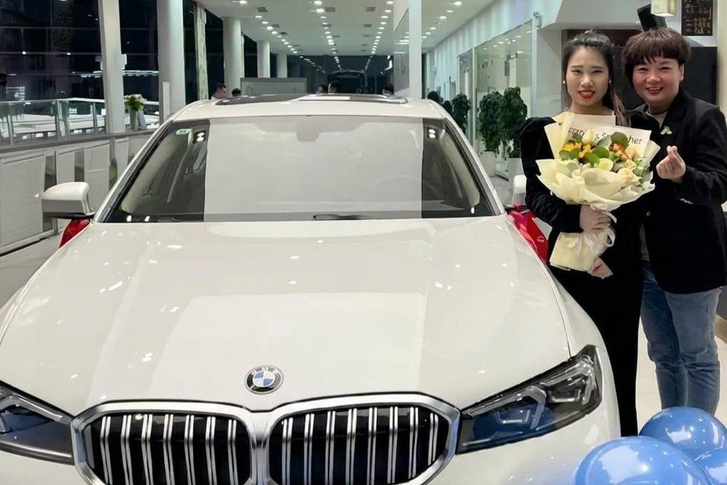 Китаянка подарила двум сотрудникам по BMW — ей стало жалко, что они мерзнут по дороге на работу.