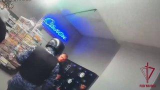 В Красноярске росгвардейцы задержали 36-летнюю женщину, подозреваемую в попытке украсть алкоголь из супермаркета на улице Мирошниченко