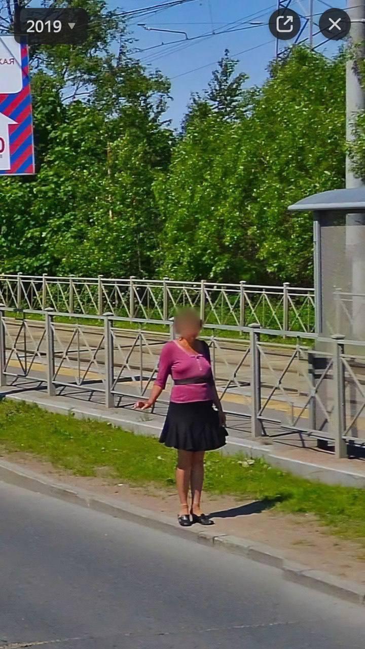 В Петербурге проститутка уже 25 лет стоит на одной и той же точке Петергофского шоссе, она даже попала на карты.