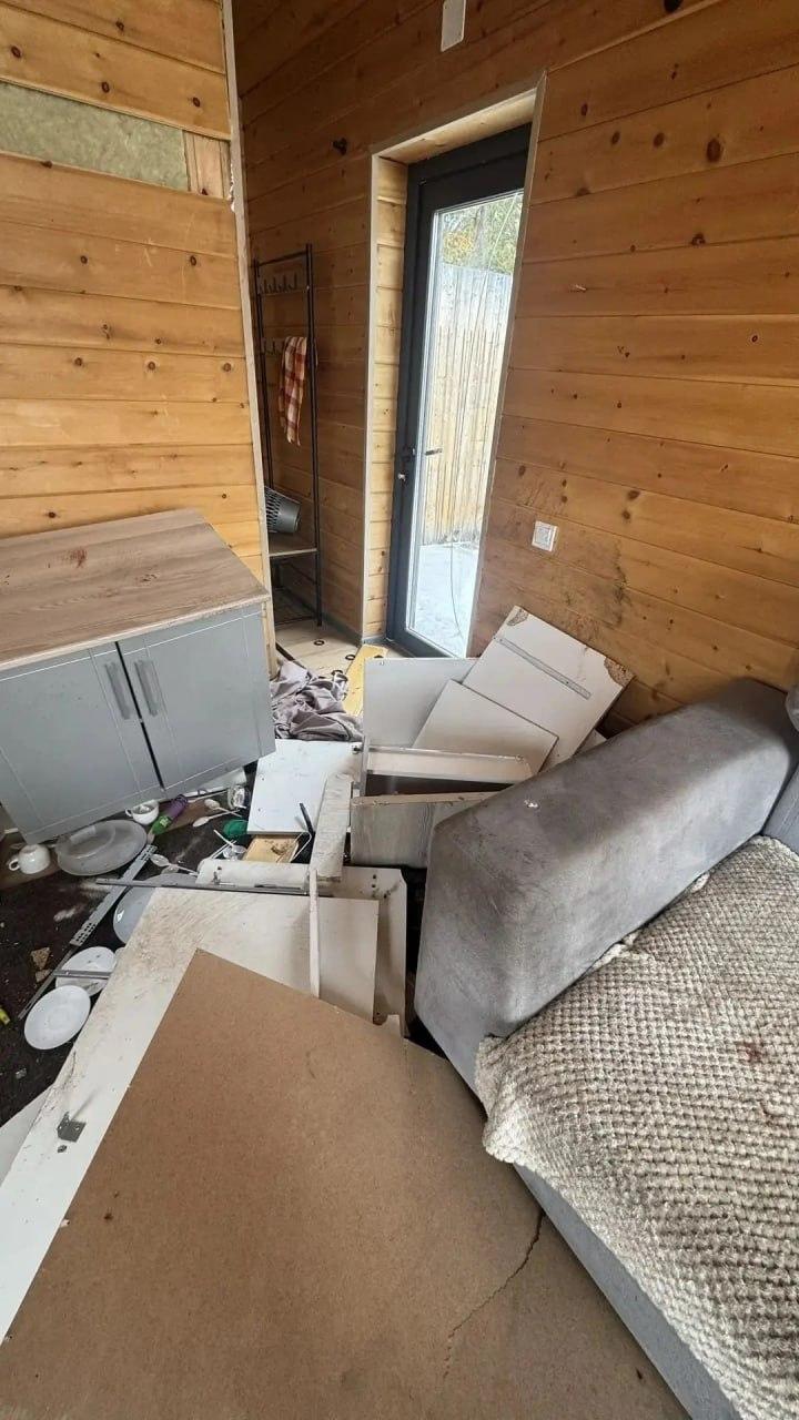 Медведь разгромил гостевой домик Федерации лыжного спорта в Тыве. Приключения косолапого попали на камеру.