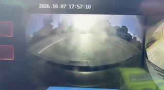В Тюмени зацепер сорвался с автобуса и едва не попал под колёса автомобиля