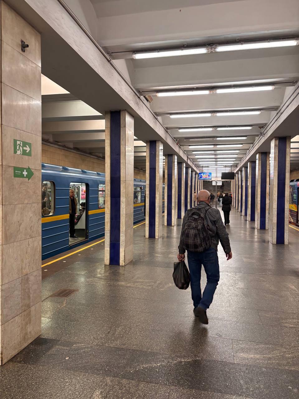 В Киеве остановились все ветки метро из-за падения напряжения, не работают эскалаторы.
