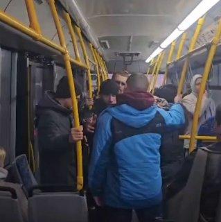 В Новосибирске бородач избил девушку в троллейбусе